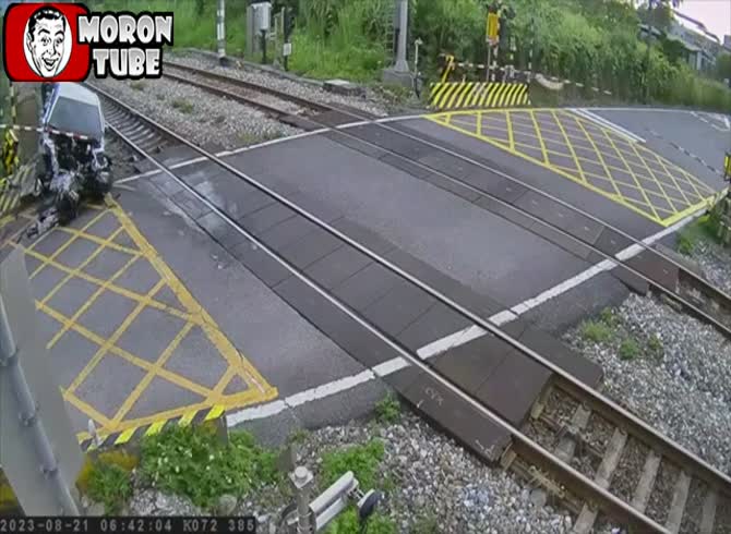Video :A drunk motorist hits a family vehicle